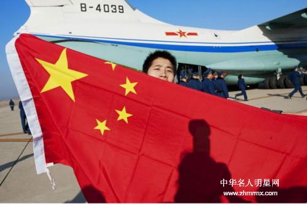 战狼2的镜头是真实的，国外动乱，中国撤侨，高举国旗过动乱区，唱国歌上飞机是真事啊