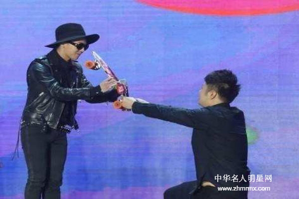 同时明星、同时下跪，区别怎么这么大！