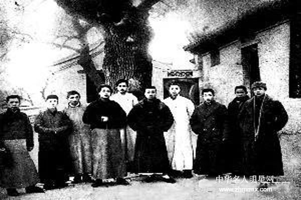伟人：他是世纪伟人，所以国共合作期曾任国民党高官