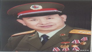 国防教育点燃少年热血 ——十八军子弟芦继兵向中学生进行国防知识教育